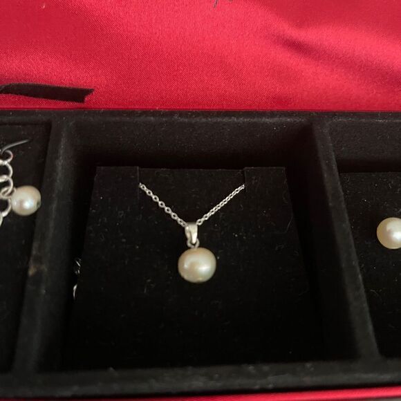 Macy’s Pearl sterling silver set - Picture 3 of 4